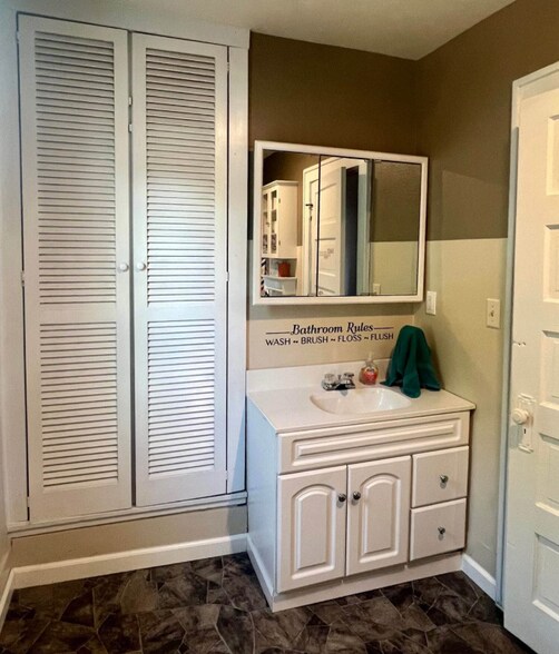 Building Photo - 1006 S Rowley St