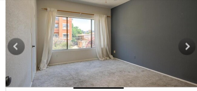 Building Photo - 806 W 24th St