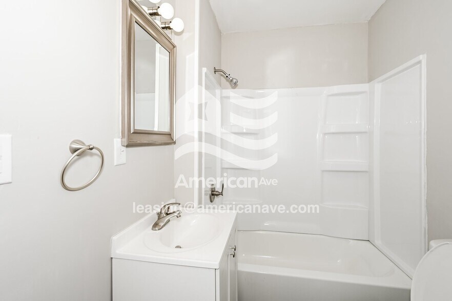 Building Photo - 2114 W Callender Ave