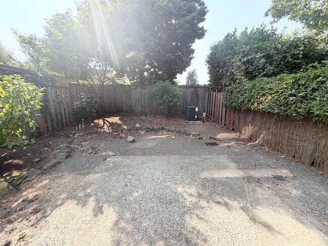 Building Photo - 6931 N Borthwick Ave