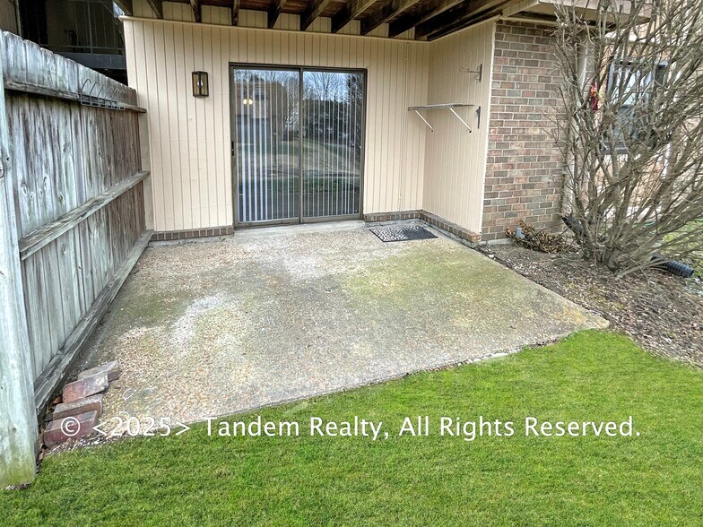 Building Photo - 420 Walton Ln