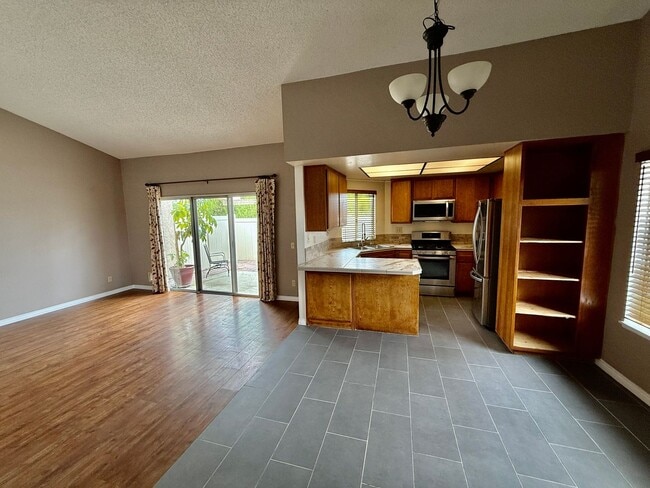 Building Photo - Single Story Condo end unit