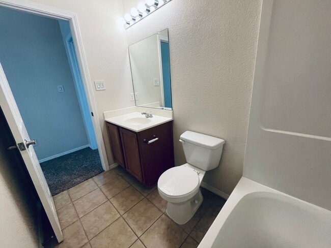 Building Photo - 3 bed 2 bath 1400 sq ft home