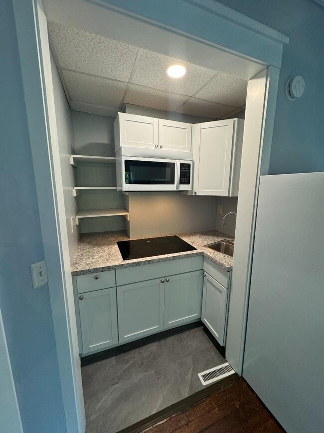 Building Photo - 602 E Grove St