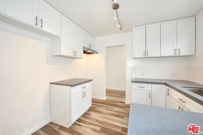 Kitchen - 2059 W 104th St