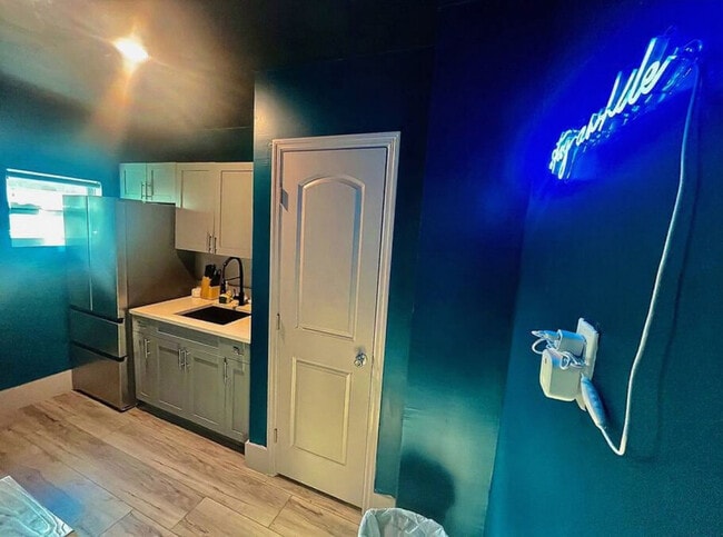 Building Photo - 625 NE 13th Ave