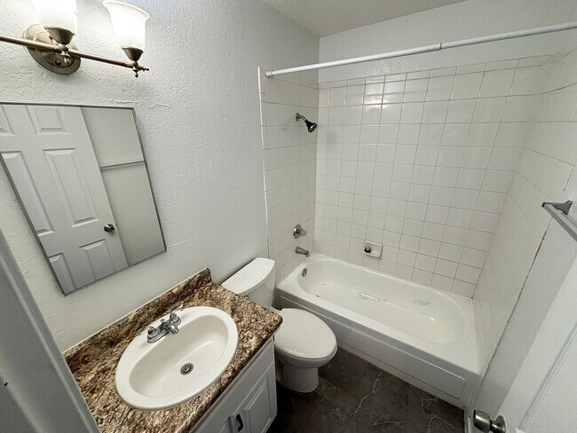 Building Photo - Charming 3Bed/1Bath apartment located in North Las Vegas— Enjoy Rent-Free Holidays!