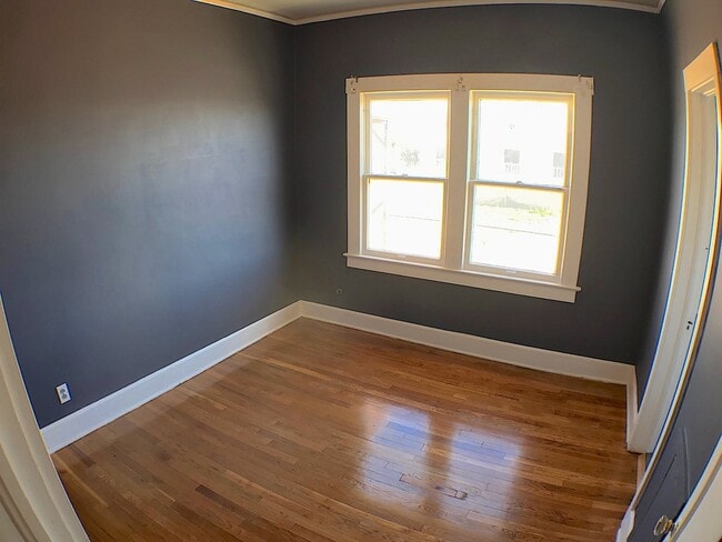 Building Photo - Central El Paso 2 bed REFRIG A/C with Moun...