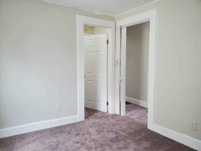 Building Photo - Ginormous 6 Bed Single Family Home | Main Level Laundry | Appliances Included | Rear Deck & Front...