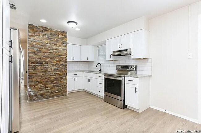Building Photo - 2027 Leesburg St