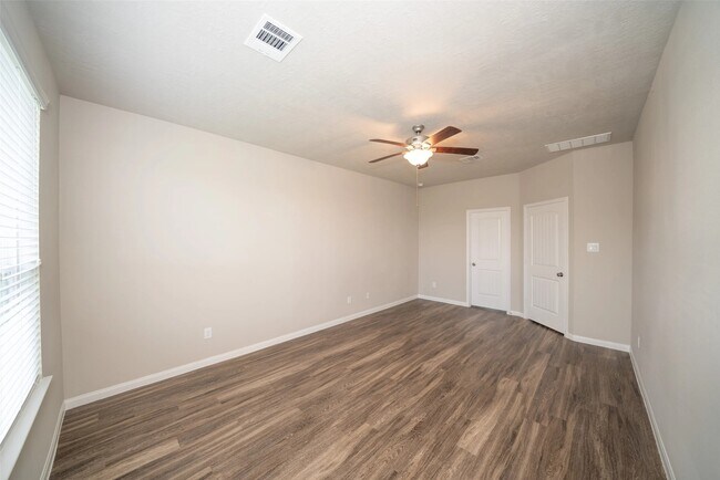 Building Photo - 9514 Yellow Rose Dr