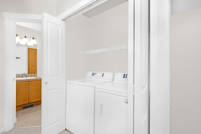 Building Photo - Kirkland Rose Hill - 2 Bedroom Plus Office & Bonus Room & Garage