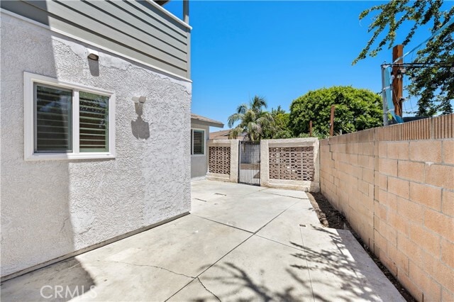 Building Photo - 822 E Borchard Ave