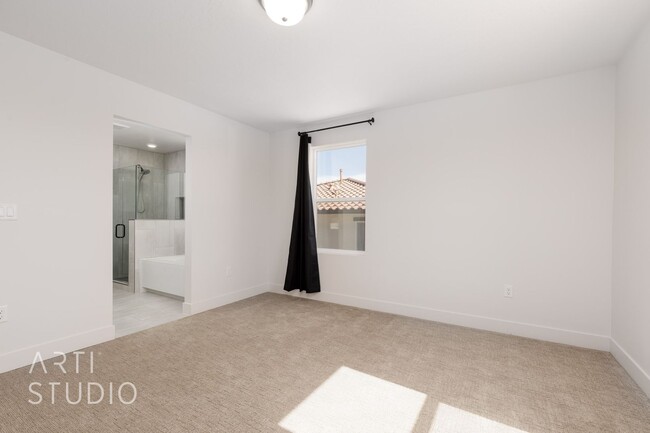 Building Photo - 3 Bedroom, 2.5 Bathroom Townhome in Auburn...