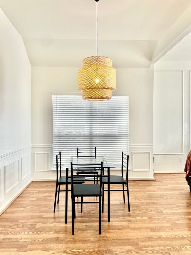 Building Photo - Recently updated home minutes from Grandscape