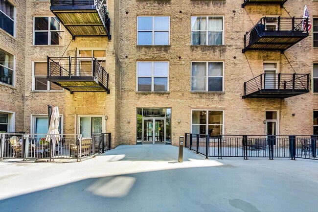 Building Photo - 420 S Clinton St