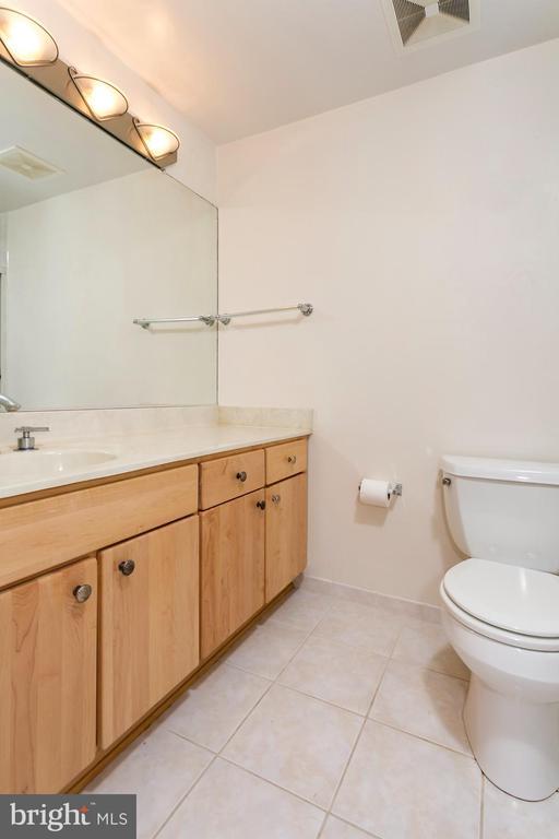 Building Photo - 250 S President St