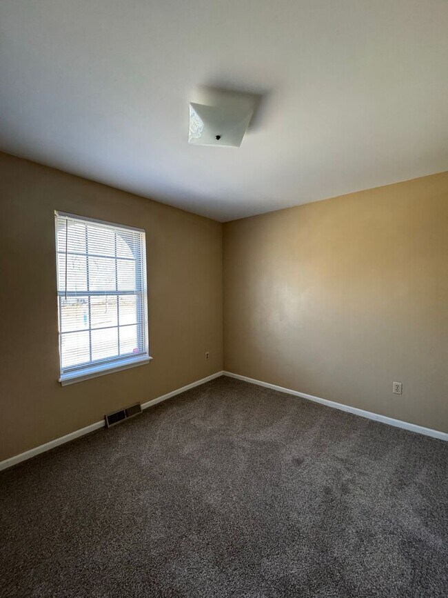 Building Photo - Comfort & Convenience in Shawnee – 3BR Duplex Coming Soon!