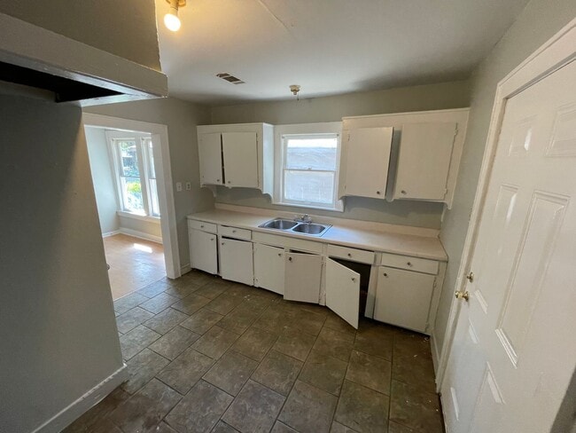 Building Photo - Like New 3 Bedroom Home!