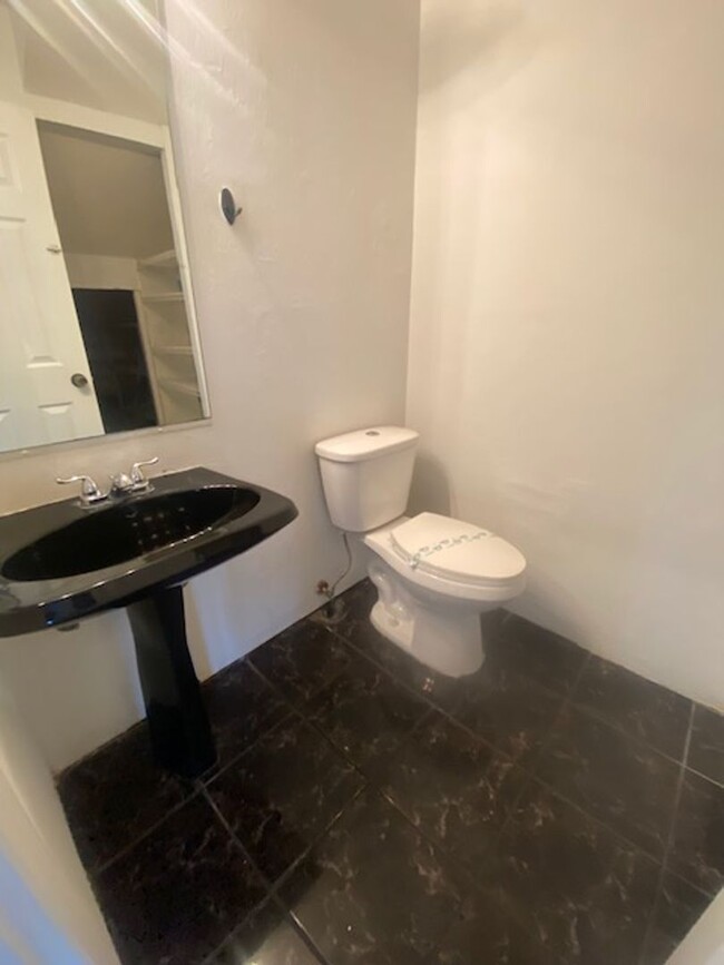 Building Photo - 2 Bed 1.5 Bath Townhome Washer Dyer Hookup...