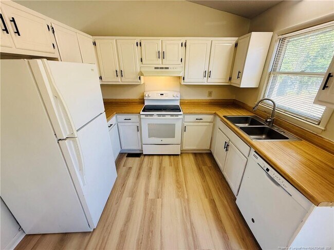 Building Photo - 129 Deerfield Dr