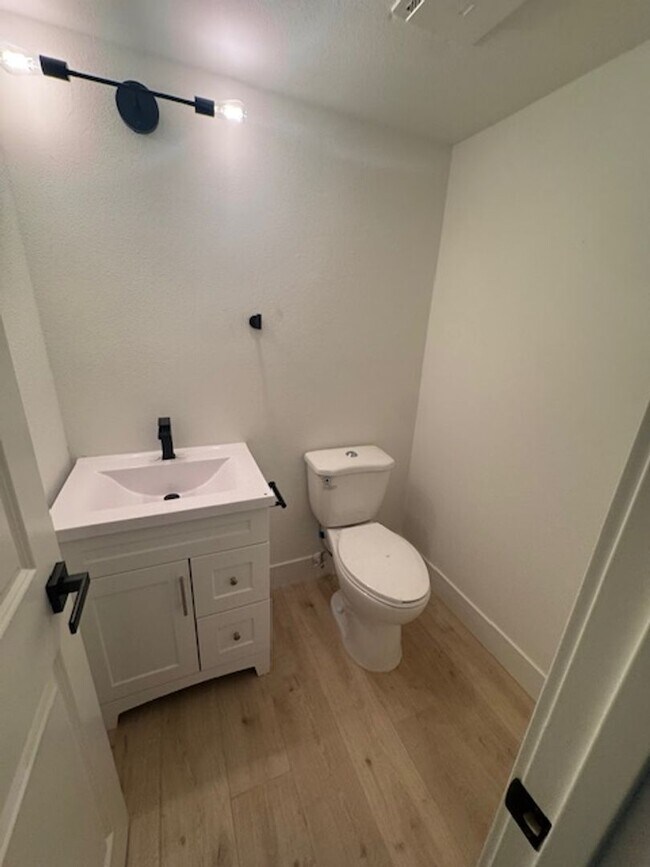 Building Photo - Torrington Circle Westminister