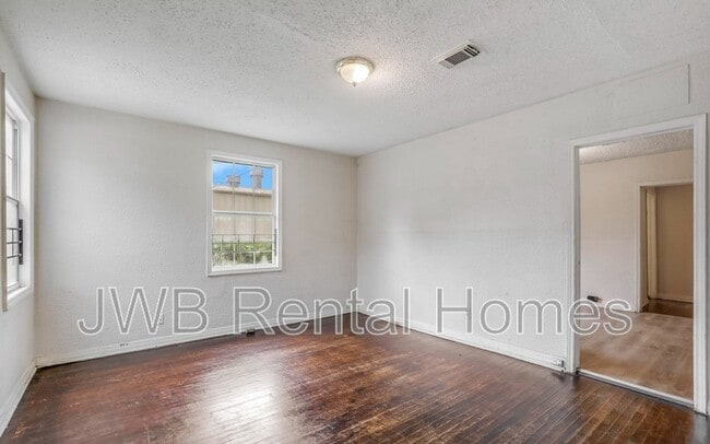 Building Photo - 330 W 26th St