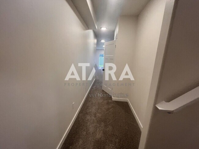 Building Photo - 4223 E Ctr Pt St