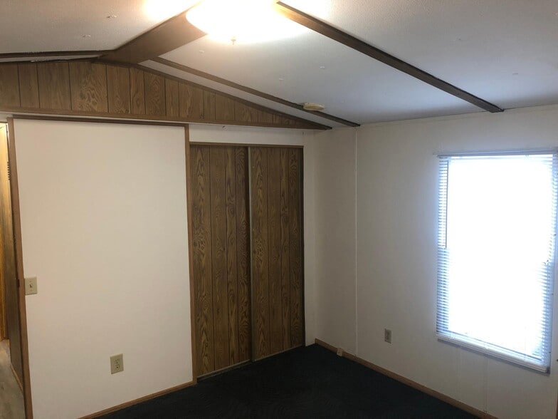 10 x 12 bedroom - 310 W Johnson St
