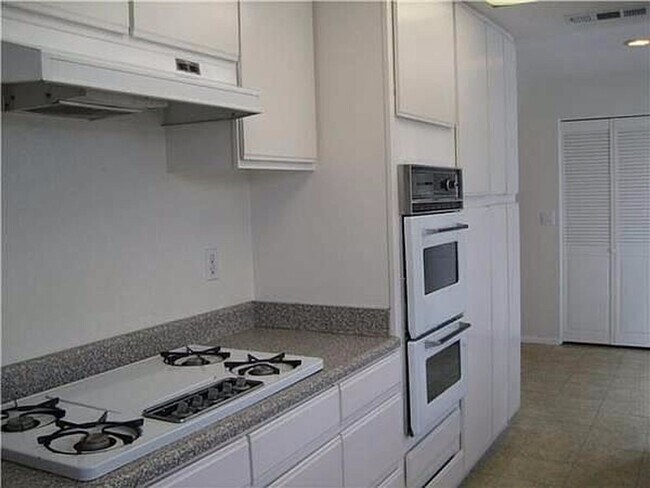 Building Photo - Spacious Beach House