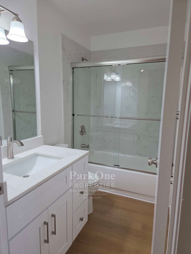 Building Photo - Spacious and Updated Heather Farms Townhome for Lease