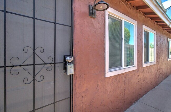 Building Photo - 1501 E Roosevelt St