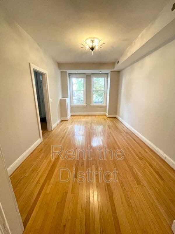 Building Photo - 525 5th St NE