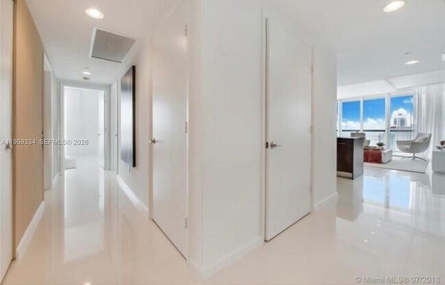 Building Photo - 495 Brickell Ave