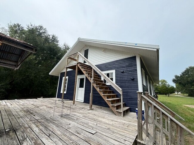 Building Photo - 2 bedroom country house