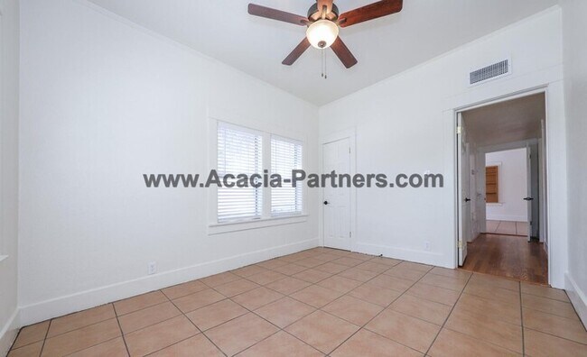 Building Photo - Historic Four Bedroom HOme