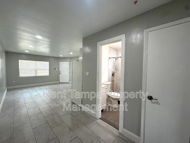 Building Photo - 612-612 17th Ave S