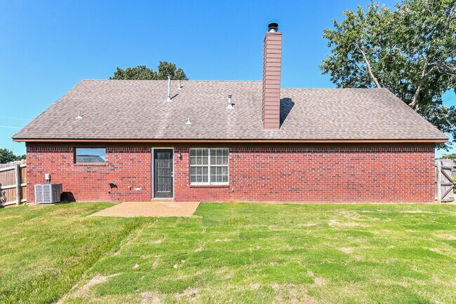 Building Photo - 6422 Manchester St