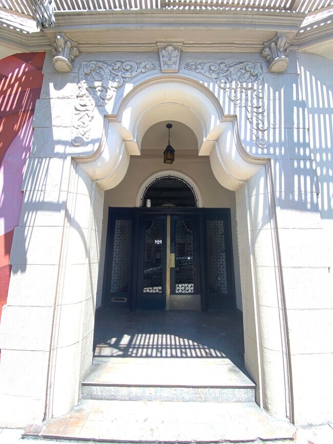 Building Photo - 2280 Pine St