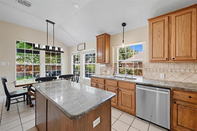 Building Photo - 2208 Cheshire Dr