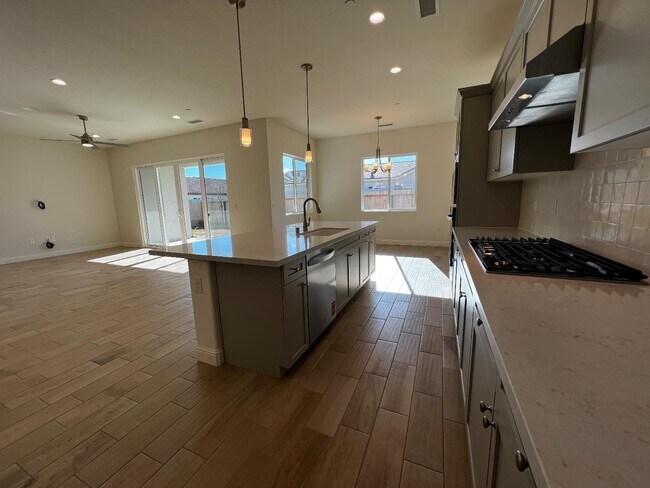 Building Photo - 2112 Daffodil St