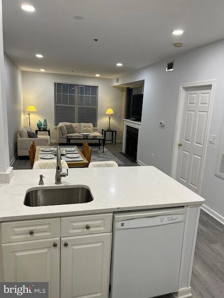 Building Photo - 1625 International Dr