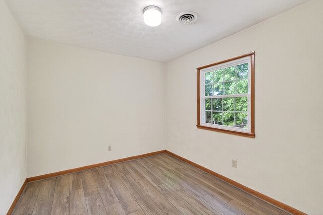 Building Photo - 33 Tanglewood Dr
