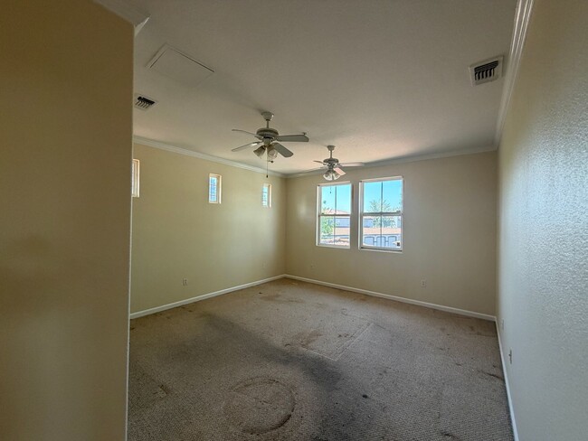 Building Photo - Lovely Upstairs Unit