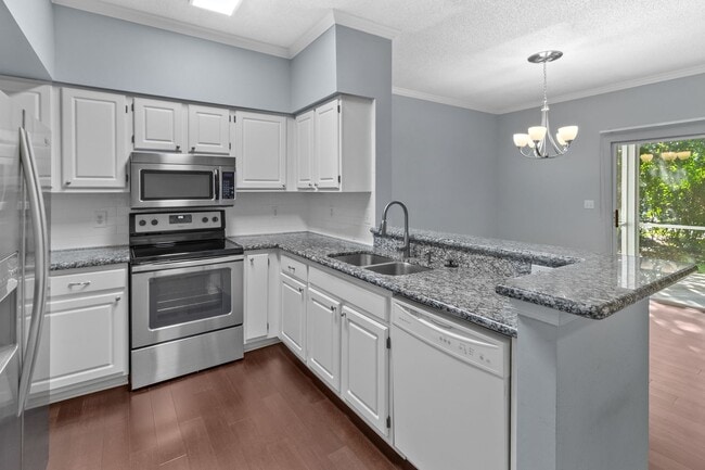 Building Photo - Luxurious 1 Bed / 1 Bath Condo in The Link...
