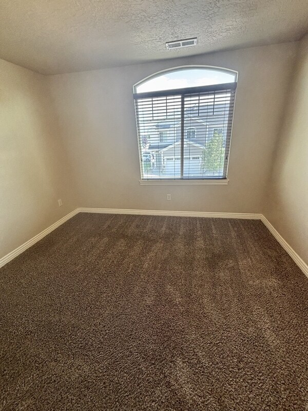 Building Photo - 215 1135 S