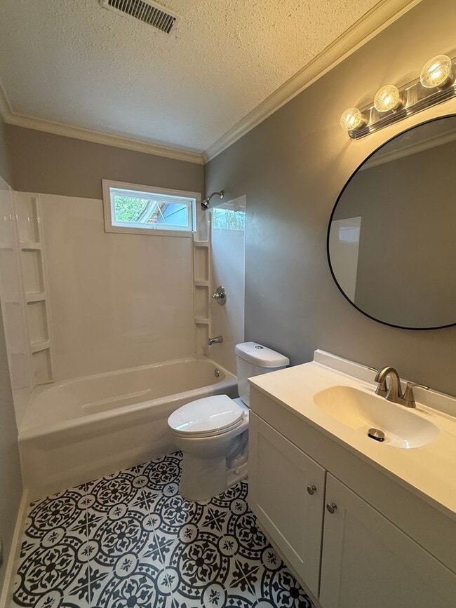 Building Photo - Spacious 3 Bedroom Duplex Near McConnell A...