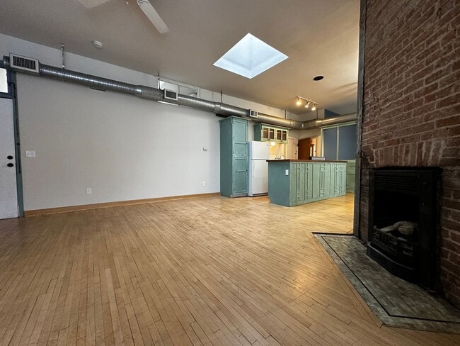 Building Photo - 123 N Broadway