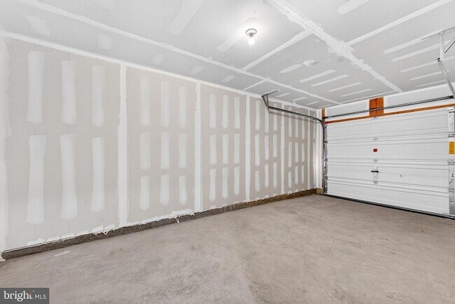 Building Photo - 157 Essex Dr