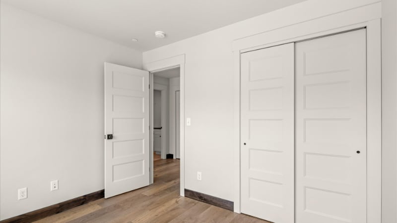 Building Photo - 1010 E 7th St